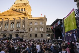 La fan zone aménagée sur la Place fédérale sera à nouveau bondée vendredi soir pour suivre la rencontre opposant la Suisse à l'Espagne dans le cadre de l'Euro féminin (archives). KEYSTONE/ALESSANDRO DELLA VALLE